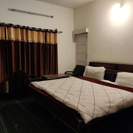 Hotel Royal Chamba  Buitenkant foto
