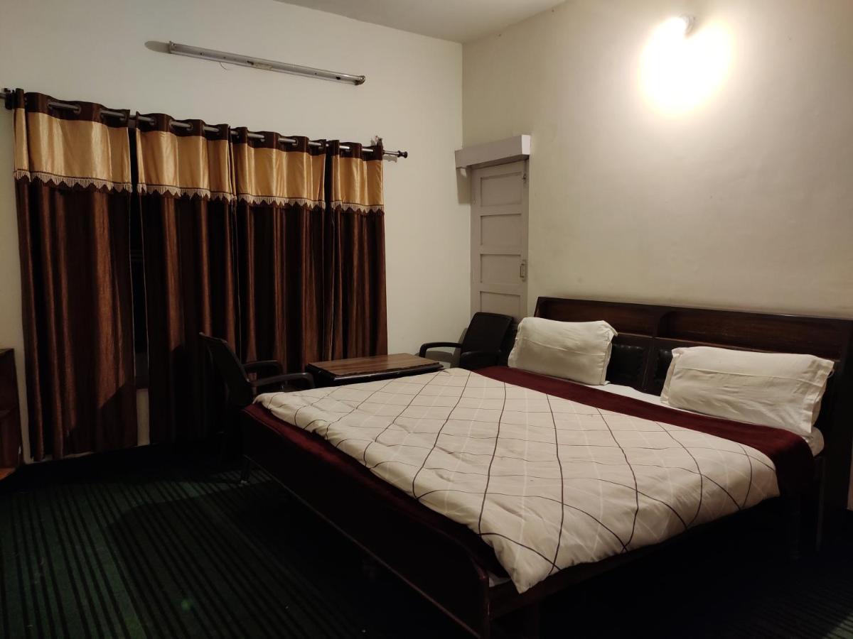Hotel Royal Chamba  Buitenkant foto