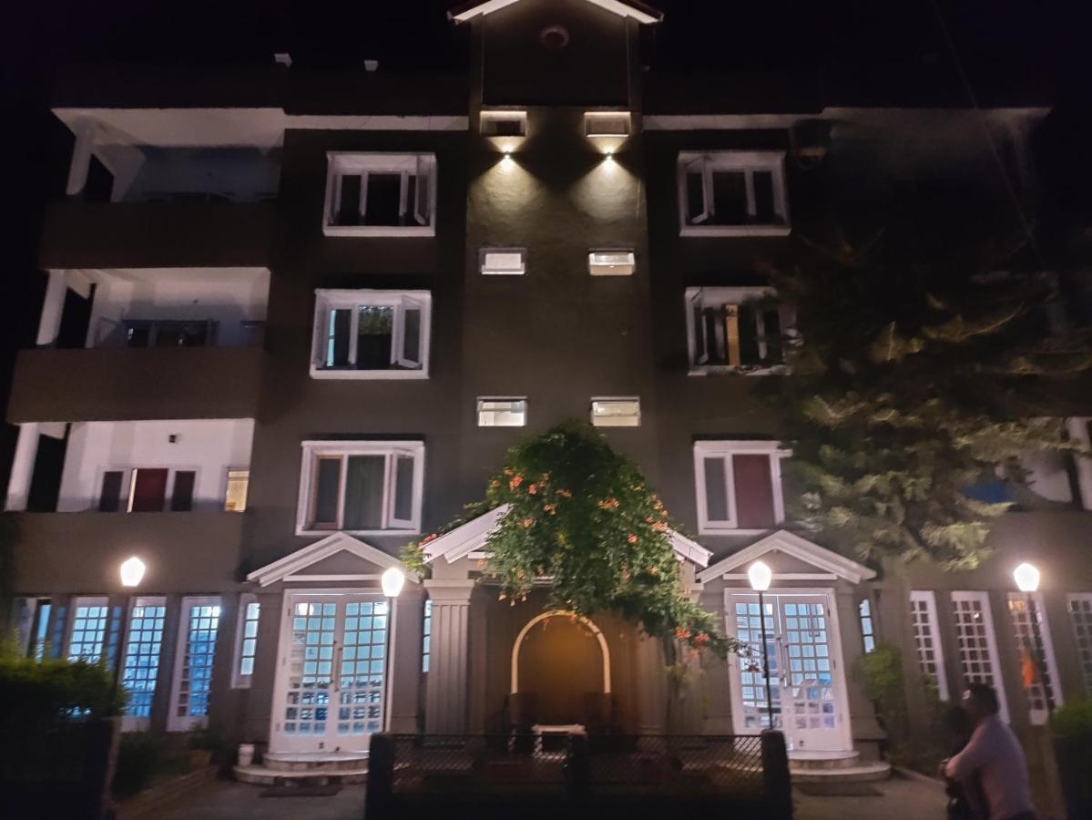 Hotel Royal Chamba  Buitenkant foto