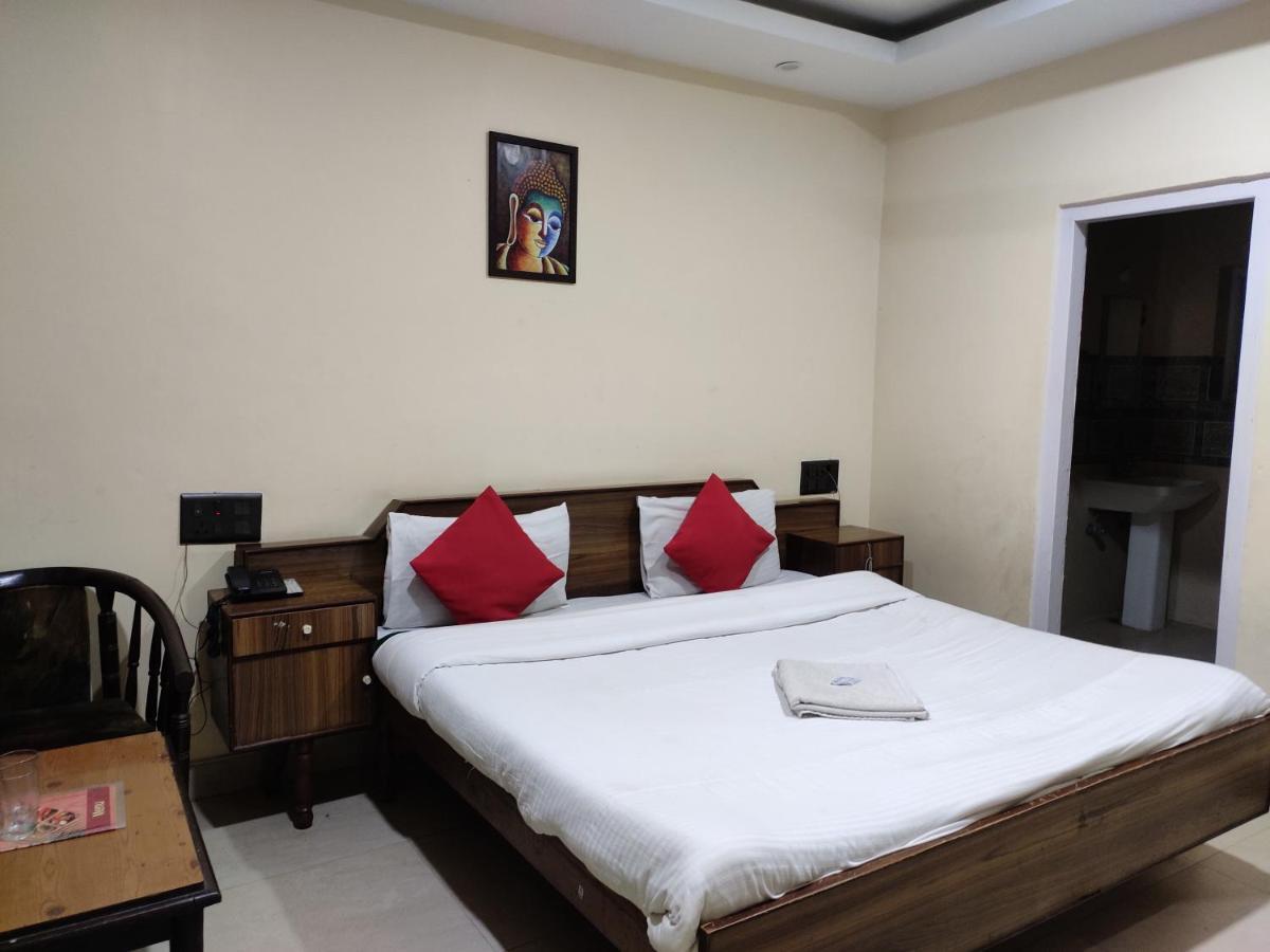 Hotel Royal Chamba  Buitenkant foto