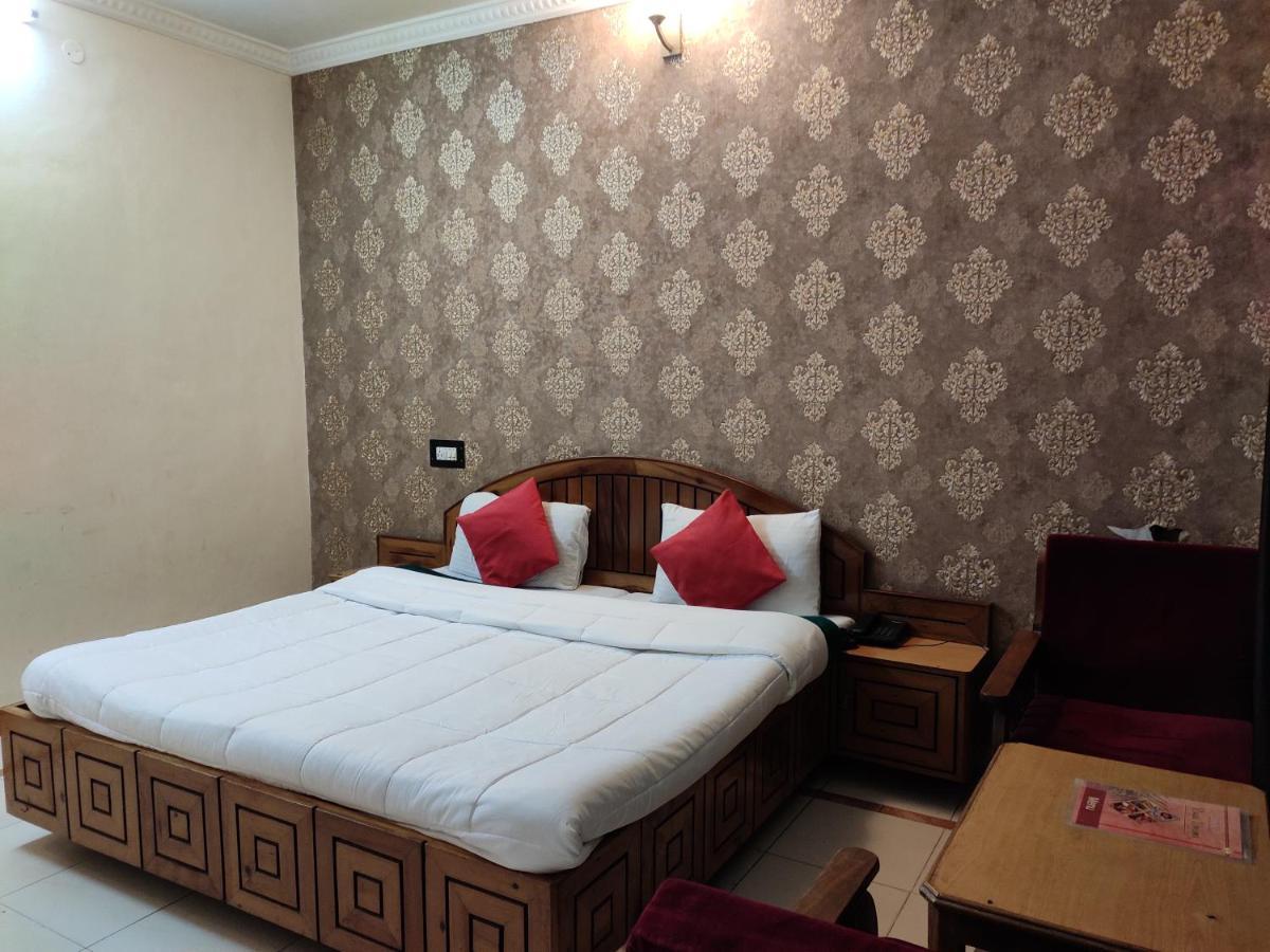 Hotel Royal Chamba  Buitenkant foto