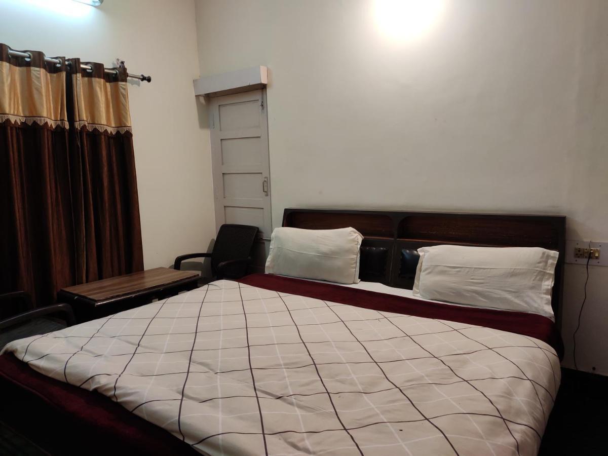 Hotel Royal Chamba  Buitenkant foto